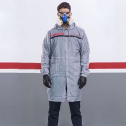 Bata ¾ de nylon con capucha Bossauto